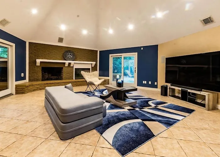 Huge 6 Bedroom With Pool, Spa, 85 Inch Tv, Game Room Houston